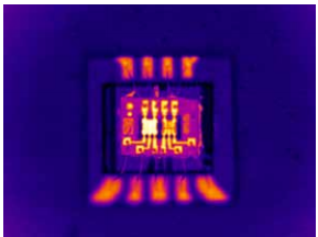 使用福祿克 25 微米微距鏡頭拍攝的已通 電電阻器的圖像顯現(xiàn)出了明顯的異常。